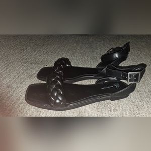 Colors: Black Size:7